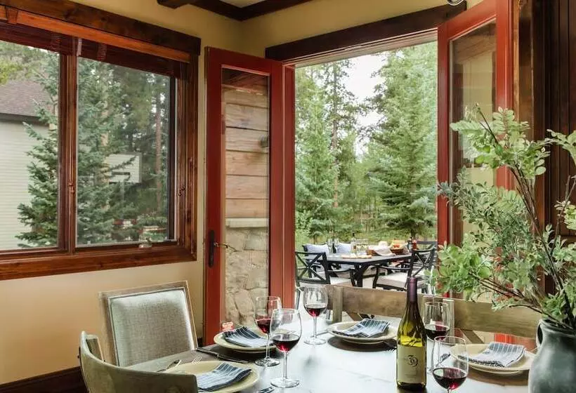 Peak 8 By Avantstay Spacious Modern Cabin W/ Hot Tub & Views