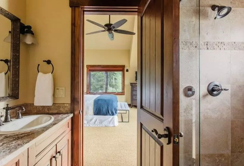 Peak 8 By Avantstay Spacious Modern Cabin W/ Hot Tub & Views