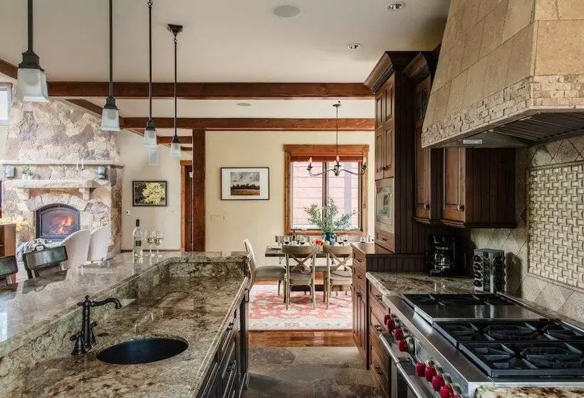 Peak 8 By Avantstay Spacious Modern Cabin W/ Hot Tub & Views