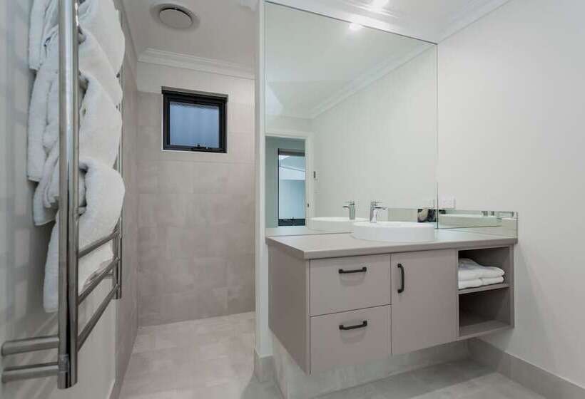 اقامتگاه Vancouver S End By The Bnb Collection