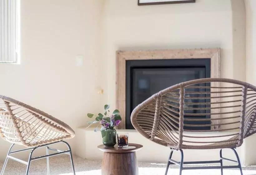 Sunbeam By Avantstay Elegant, Private Desert Home W/ Infinity Pool, Spa & View