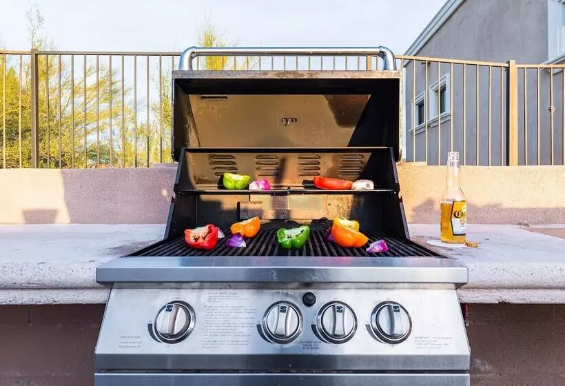 Sunbeam By Avantstay Elegant, Private Desert Home W/ Infinity Pool, Spa & View