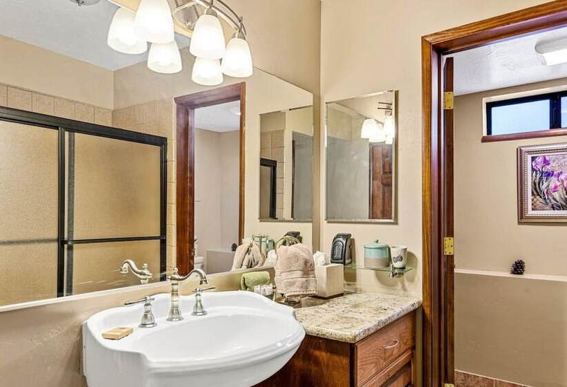 Sutter Ln By Avantstay Beautifully Remodeled Kitchen,4cabin Chic Bedrooms