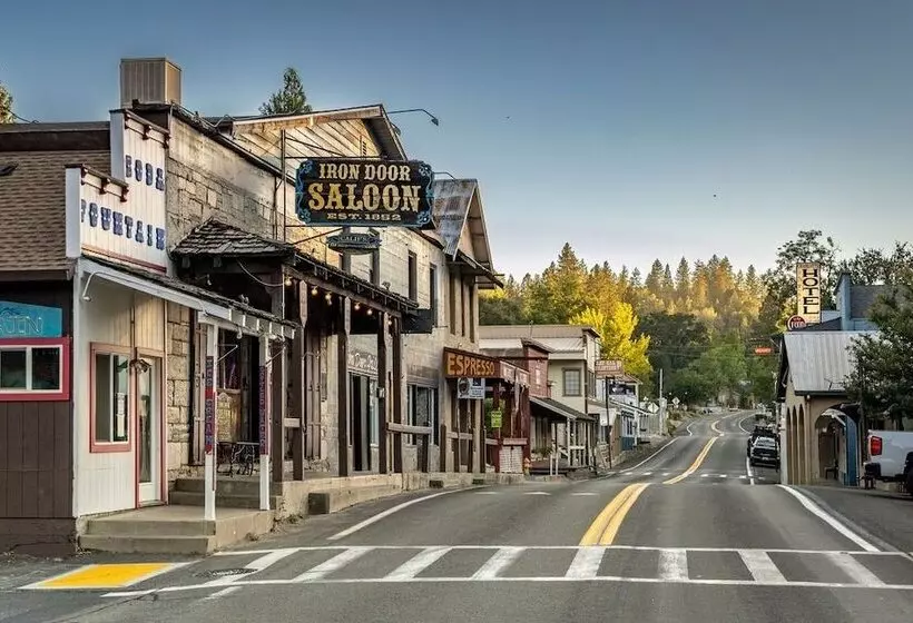 Grizzly Bear Lodge Rustic Cabin By Yosemite Region Resorts