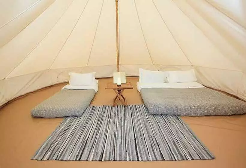 Hotelli 17  Talitha  Bell Tent Glamping Anglesey