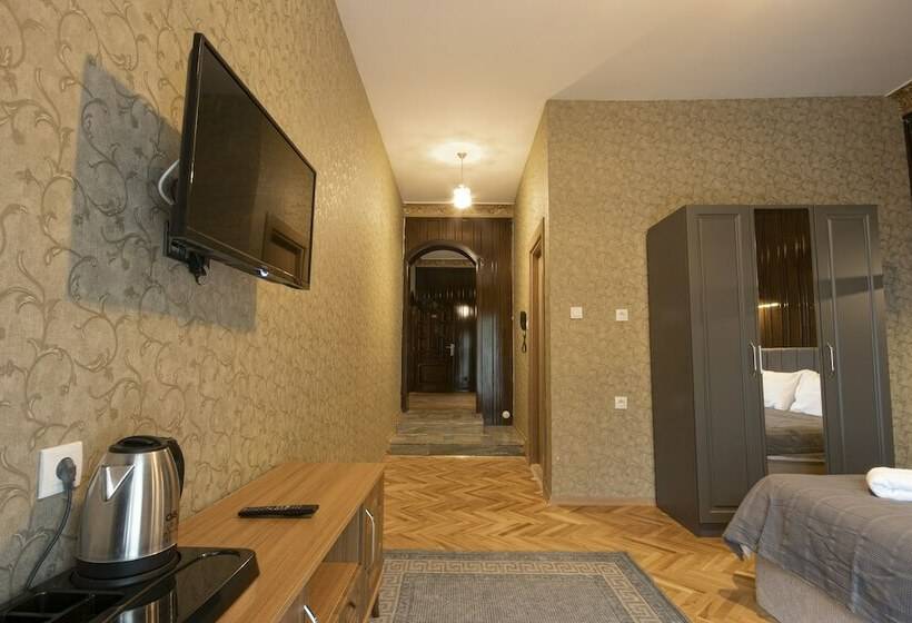 هتل Ares Business Suit