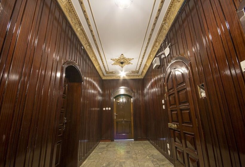 هتل Ares Business Suit