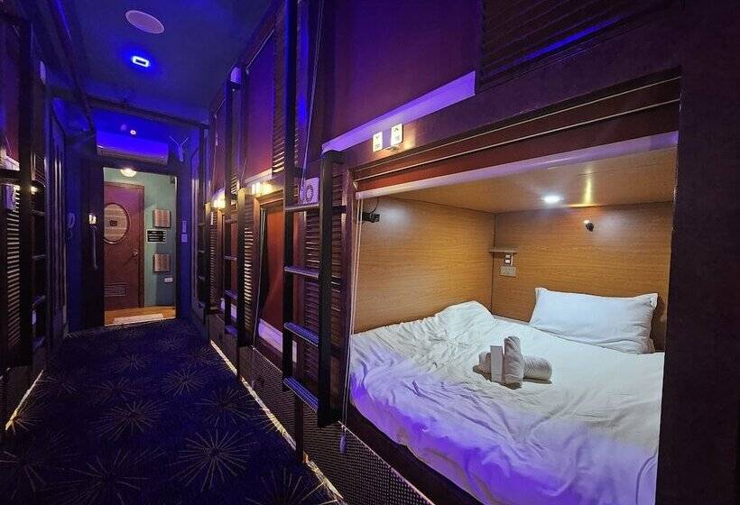 Отель Attic Capsule