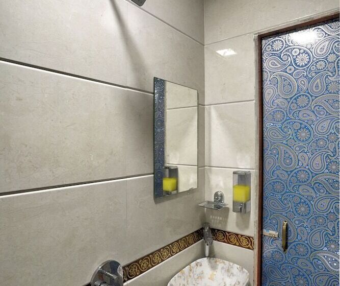 فندق Tip Top Residency