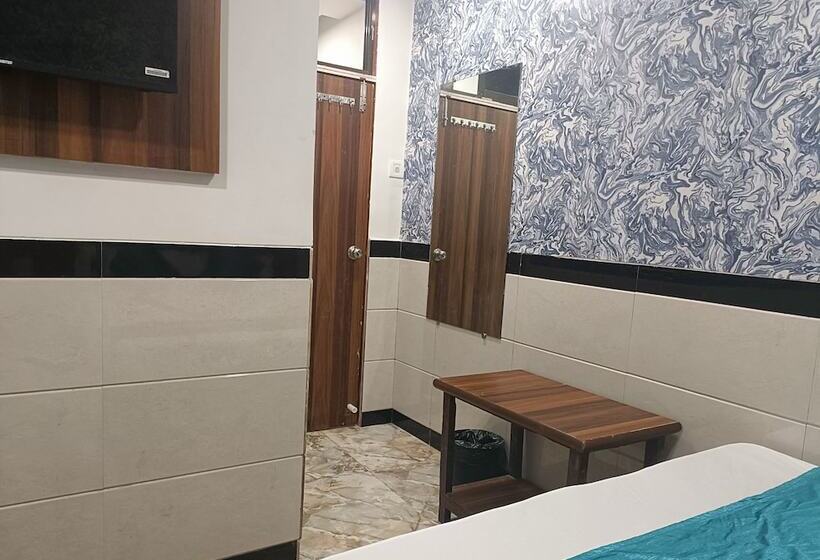 فندق Tip Top Residency