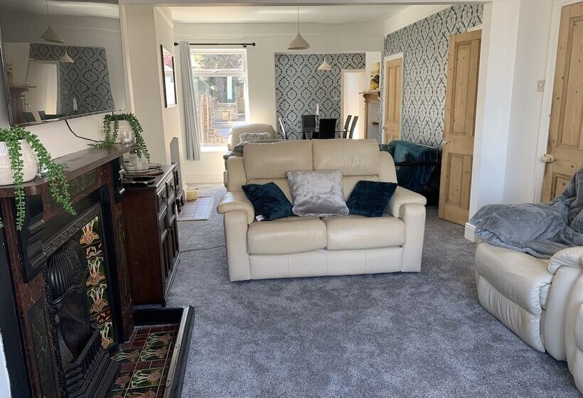 레지던스 Inviting 3 Bed House In Lowestoft Near The Beach