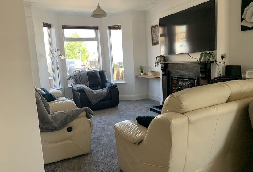 레지던스 Inviting 3 Bed House In Lowestoft Near The Beach