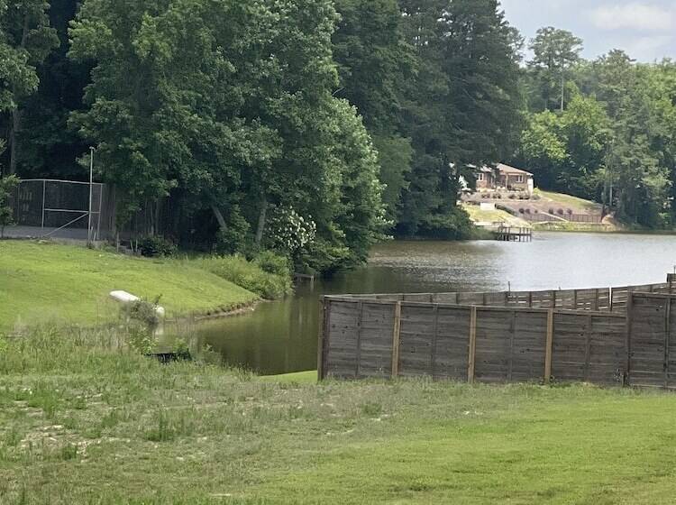 مبيت وإفطار Urban Lake House