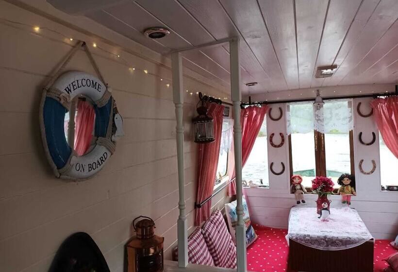 ホテル Pretty & Cosy Boat In Stunning Valley View, Wales