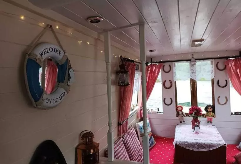 Hotelli Pretty & Cosy Boat In Stunning Valley View, Wales