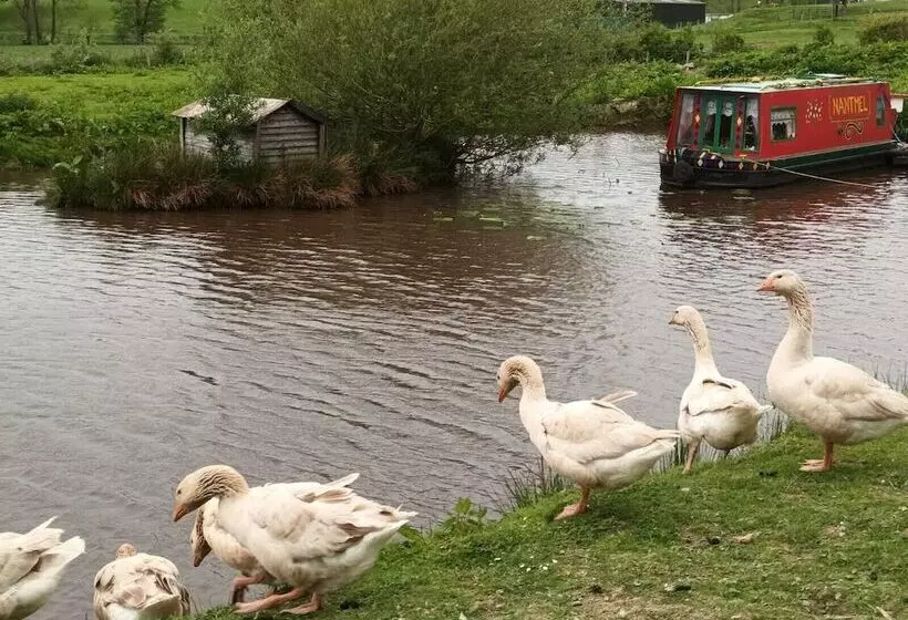 Hotelli Pretty & Cosy Boat In Stunning Valley View, Wales