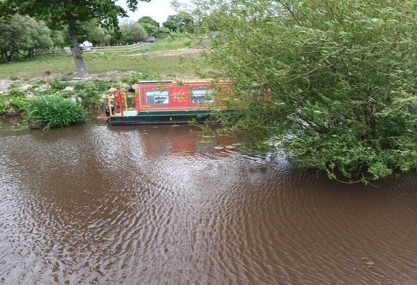 ホテル Pretty & Cosy Boat In Stunning Valley View, Wales