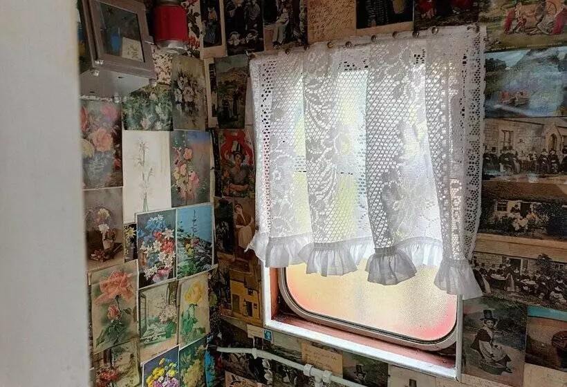 Hotelli Pretty & Cosy Boat In Stunning Valley View, Wales