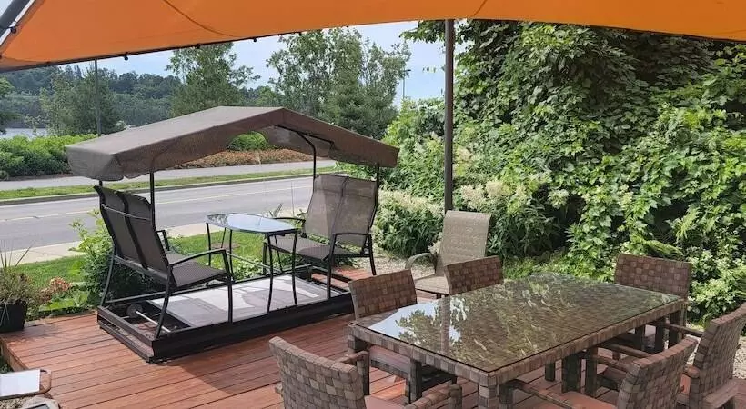 Kokomo Inn   Tropical Riverfront B&b