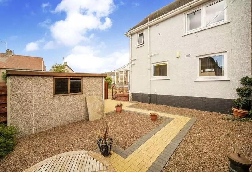 Residenssi Beautiful Three Bedroom Seaside Retreat