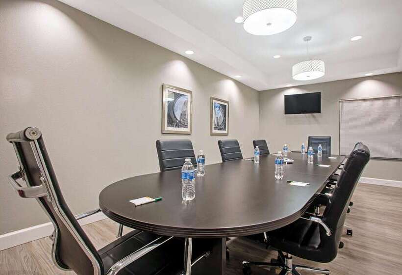 בית מלון כפרי La Quinta By Wyndham Victoria South