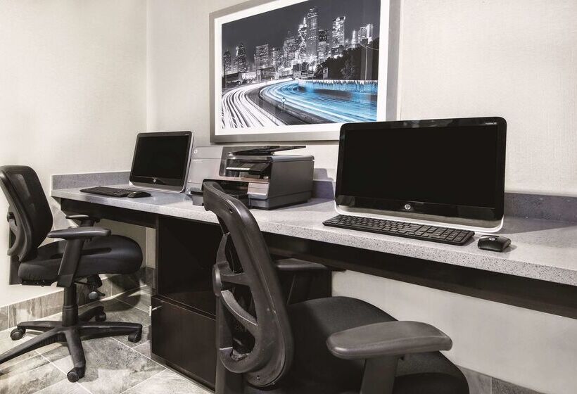 فندق La Quinta By Wyndham Victoria South