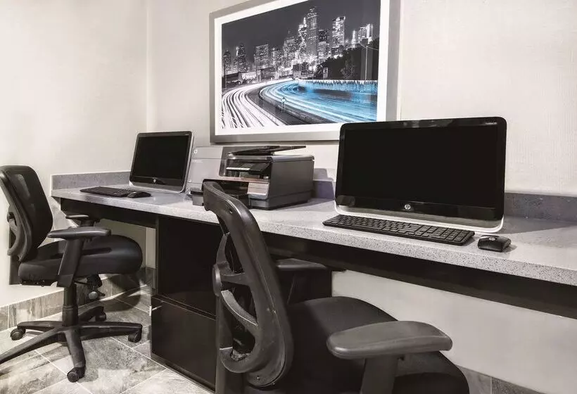 酒店 La Quinta By Wyndham Victoria South