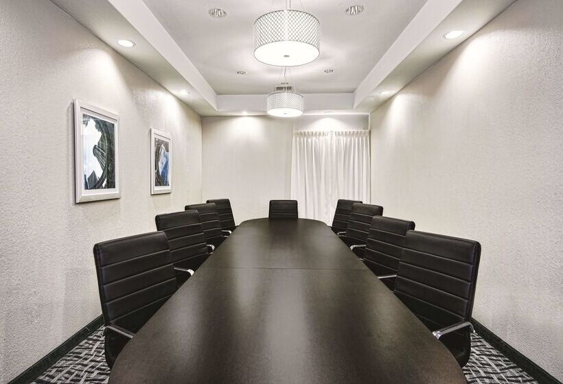 فندق La Quinta By Wyndham Victoria South