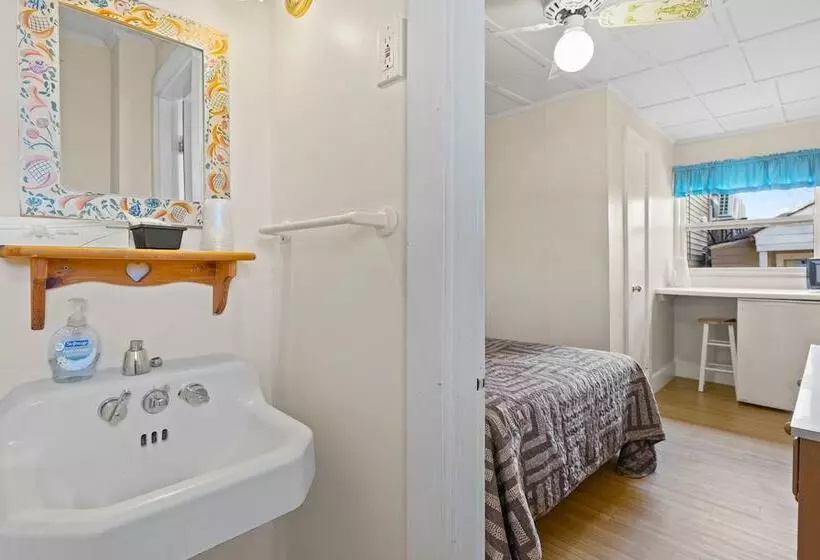 Beach Motel And Suites