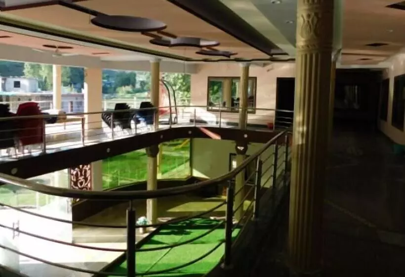 هتل Pine Breeze And Restaurant