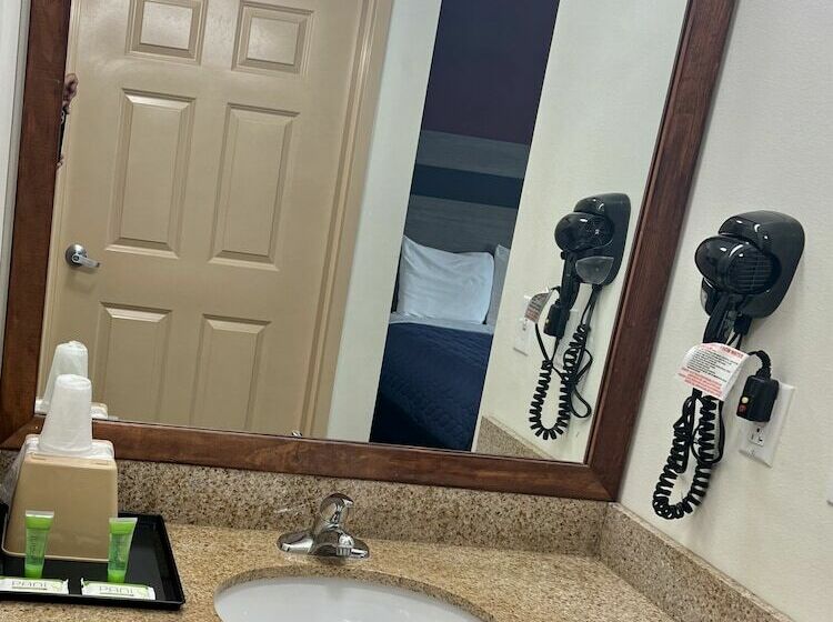 Otel Saffron Inn & Suites