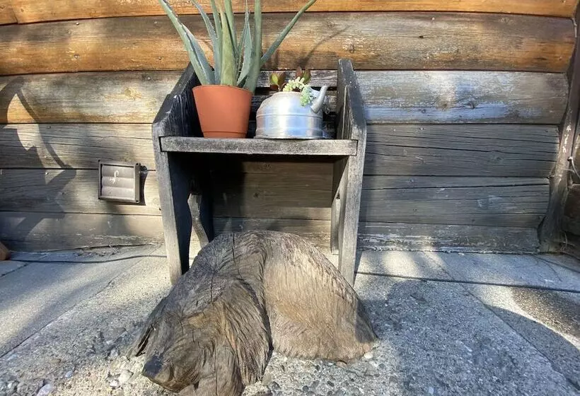 Motelli Columbia Point Resort