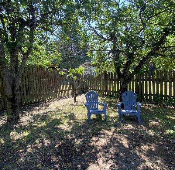 Мотель Columbia Point Resort