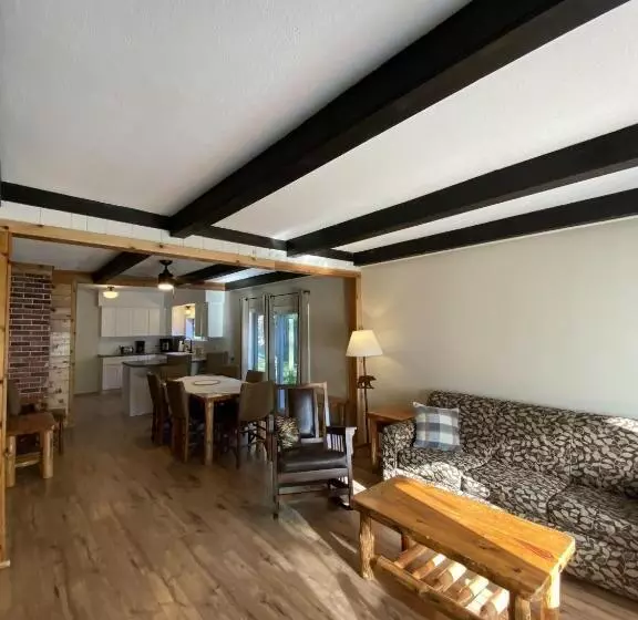 Motelli Columbia Point Resort