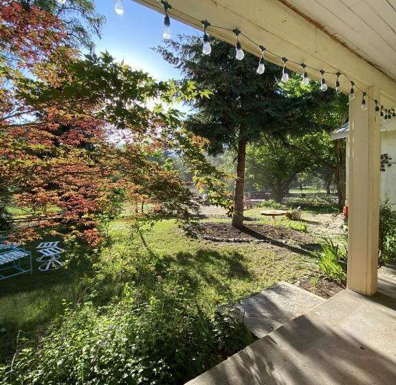 Мотель Columbia Point Resort