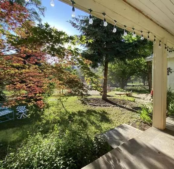 Motelli Columbia Point Resort