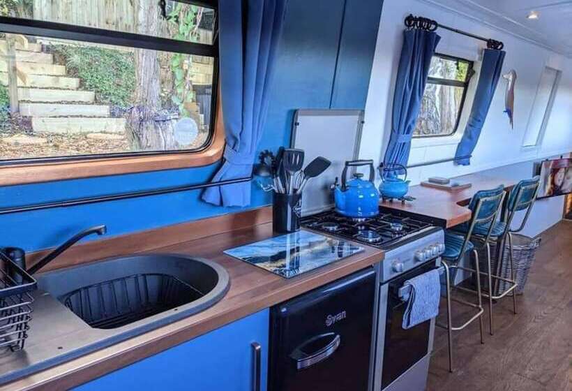 Narrowboat With Hot Tub, Spa, Cruising And More