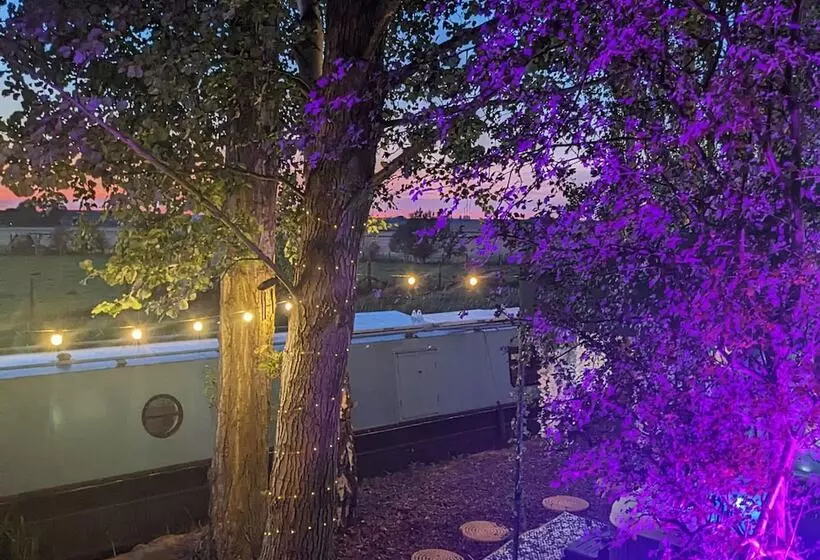 Narrowboat With Hot Tub, Spa, Cruising And More