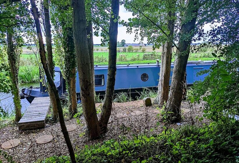 Narrowboat With Hot Tub, Spa, Cruising And More