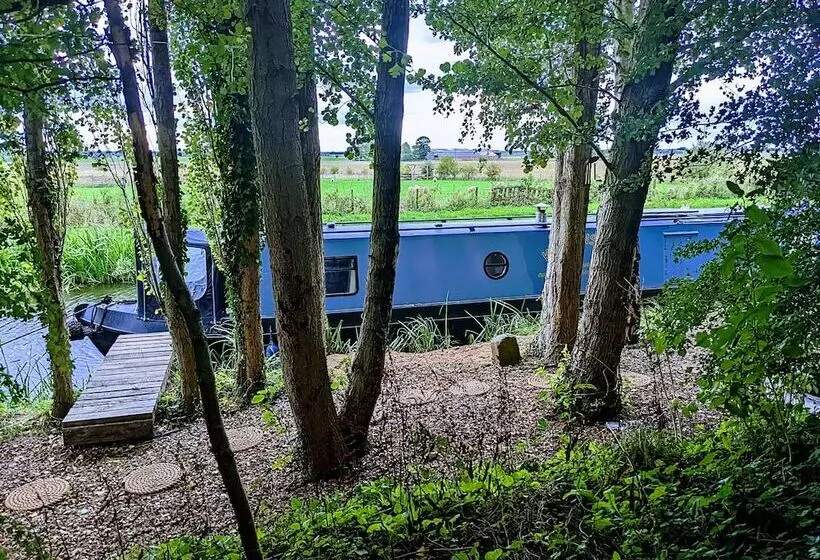 Narrowboat With Hot Tub, Spa, Cruising And More