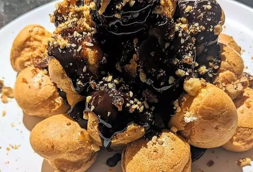 Narrowboat With Hot Tub, Spa, Cruising And More