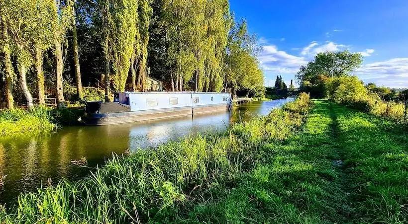 Narrowboat With Hot Tub, Spa, Cruising And More