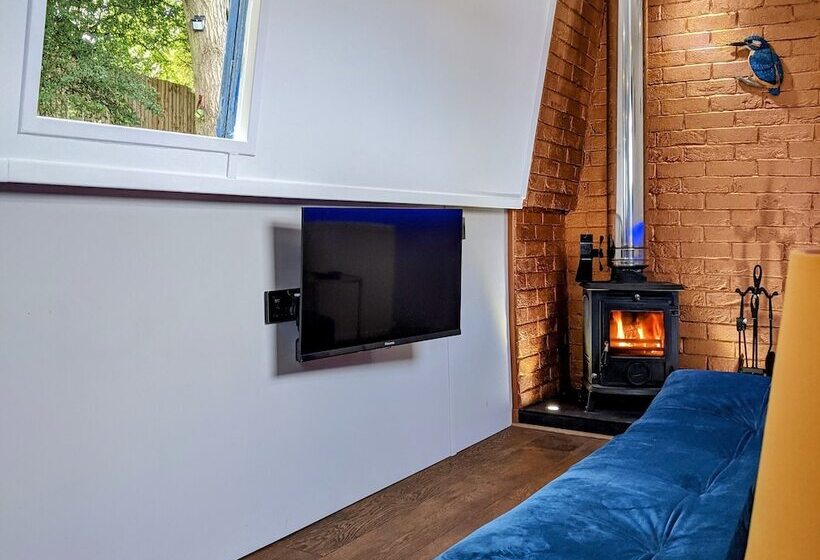 Narrowboat With Hot Tub, Spa, Cruising And More