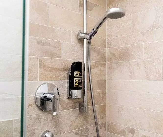 هتل 83