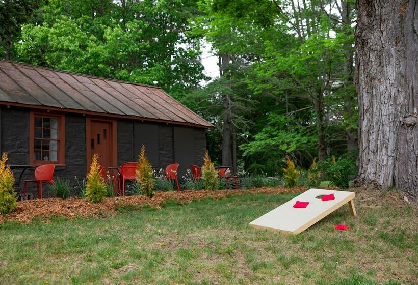 בית מלון כפרי The Darby