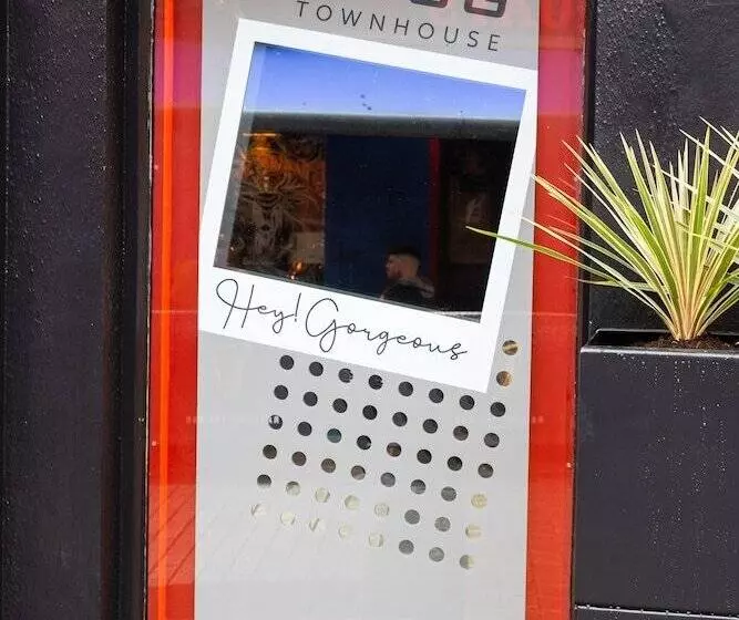 هتل The Snug Townhouse