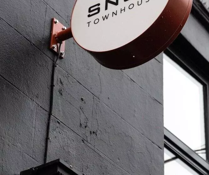 هتل The Snug Townhouse