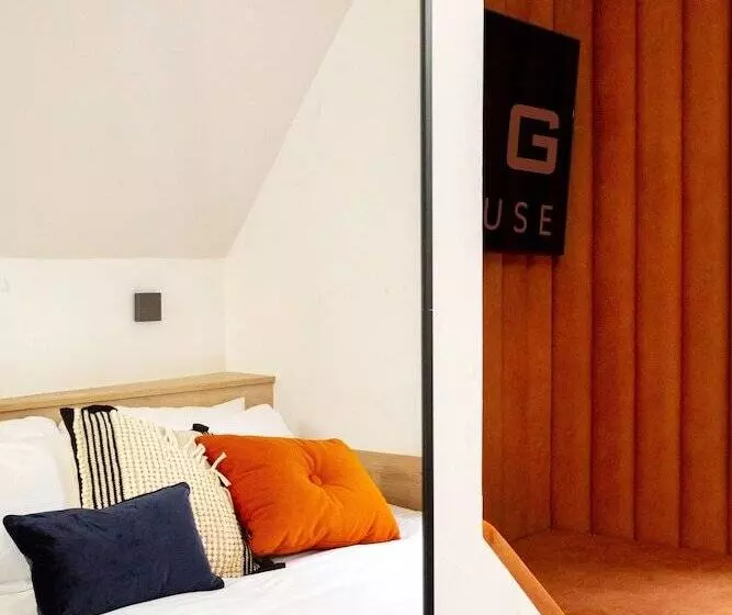 هتل The Snug Townhouse