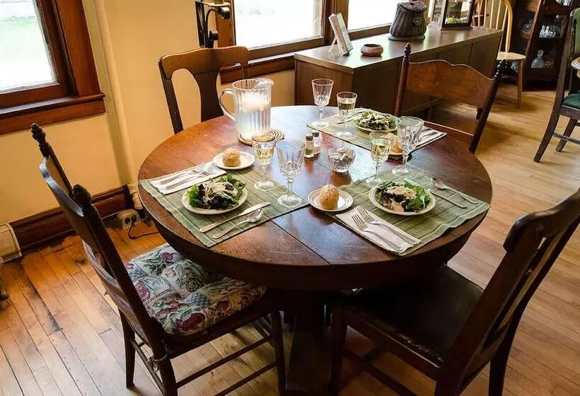 Aamiaismajoitus (B&B) North Branch Outing Club