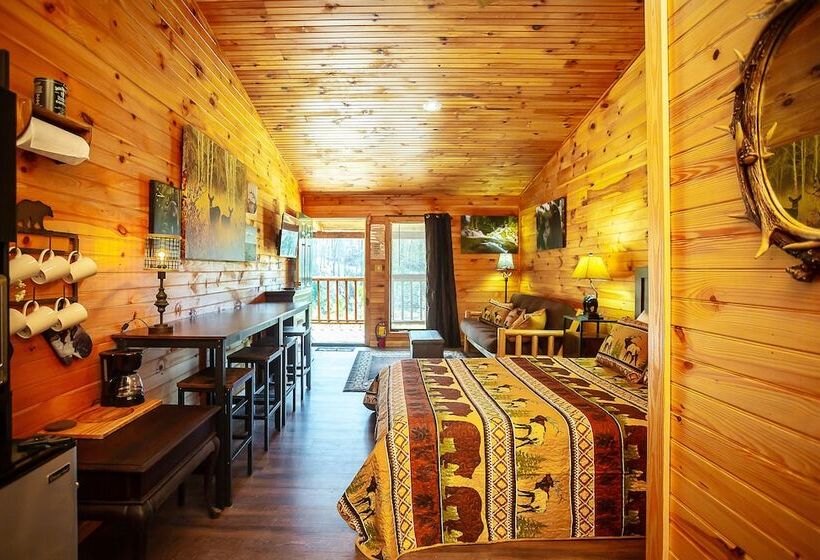 Отель Bigfoot Lodge Room Three